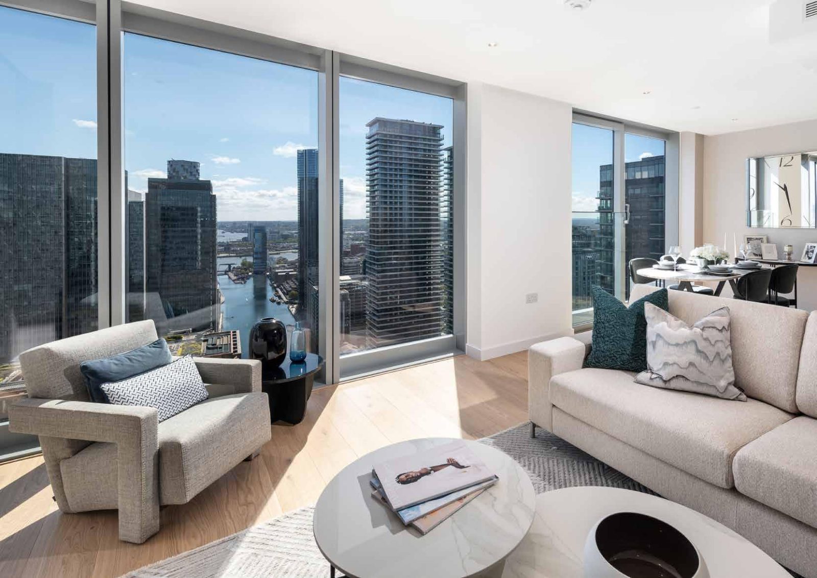 2 bed apartment in Canary Wharf, photo 2