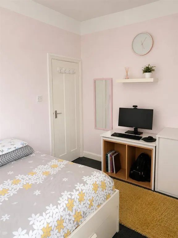 2 bed flat in Maida Vale, photo 2