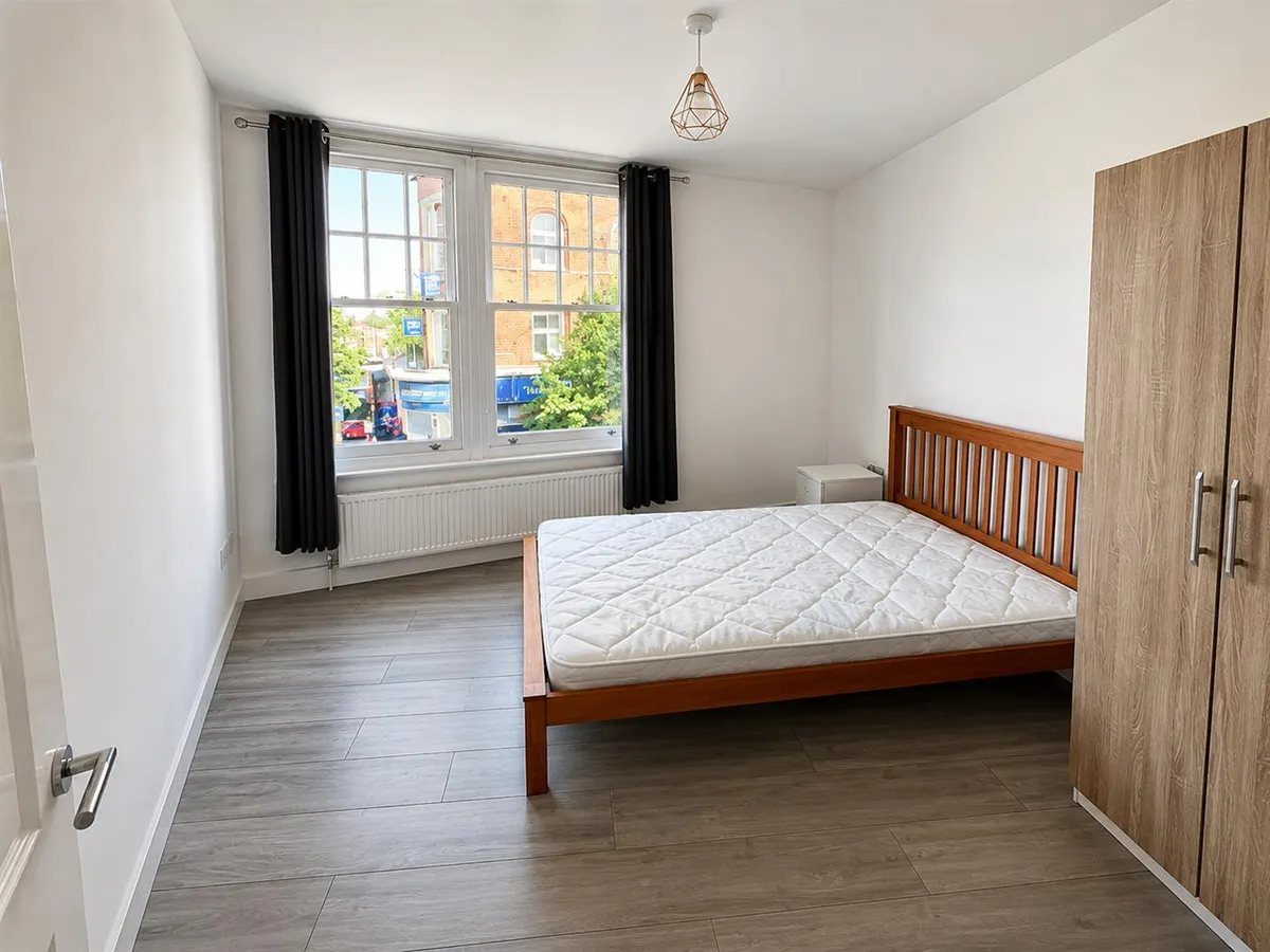 2 bed flat in Acton, photo 5