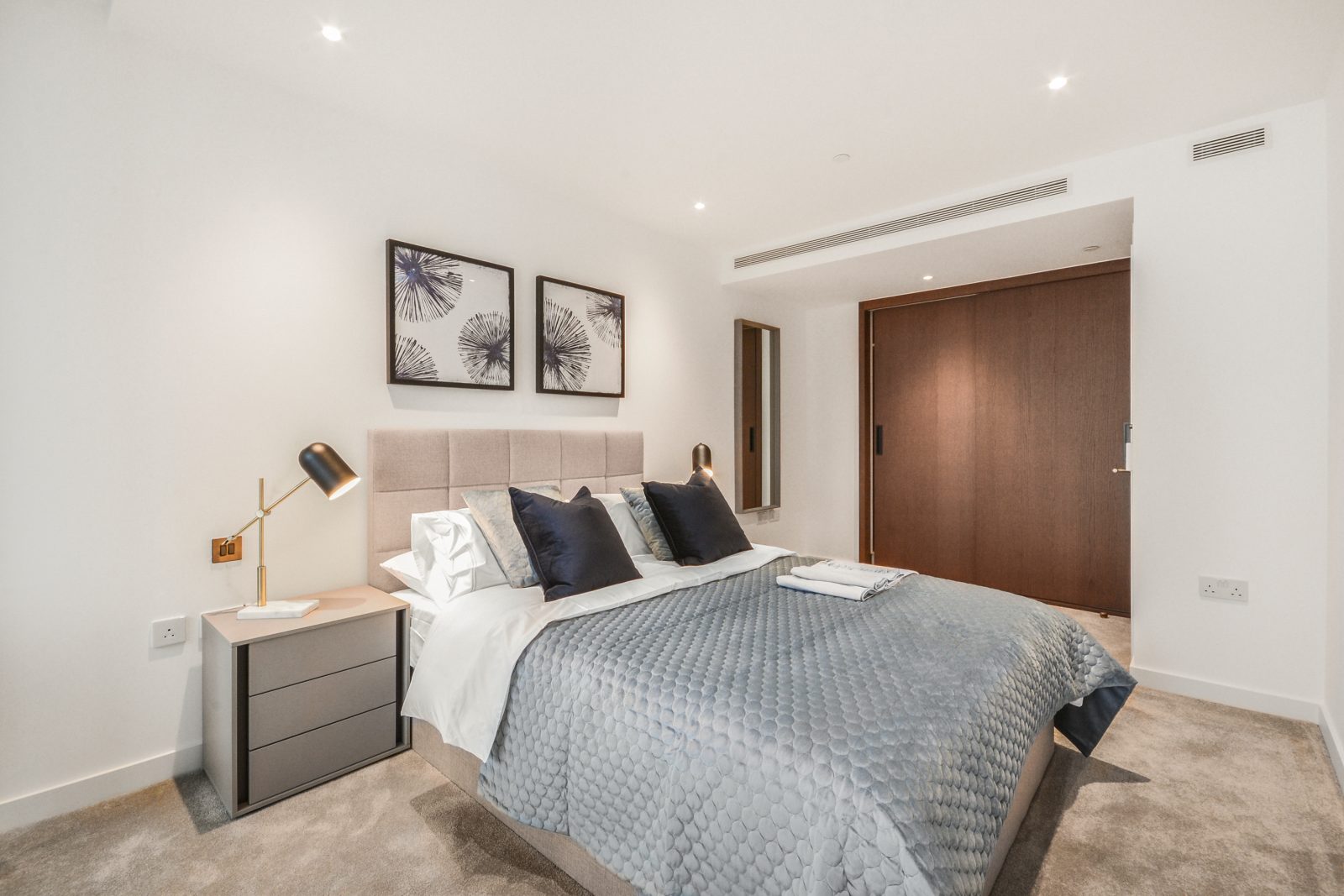 2 bed apartment in Canary Wharf, photo 10