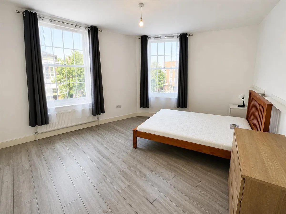 2 bed flat in Acton, photo 2
