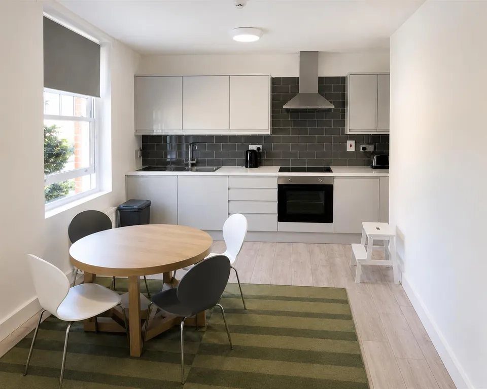 2 bed flat in Acton
