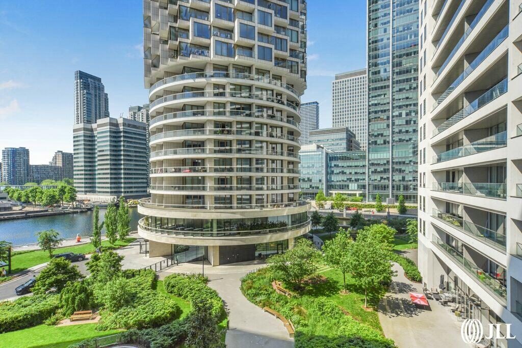 2 bed apartment in Canary Wharf, photo 2